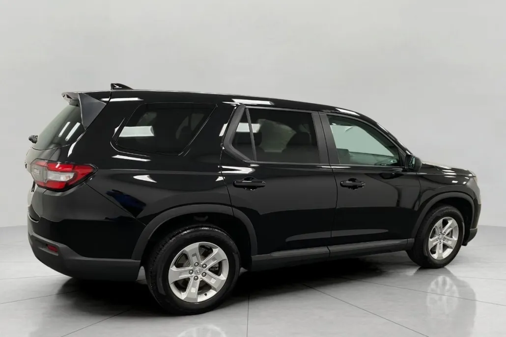 2023 Honda Pilot LX photo 1