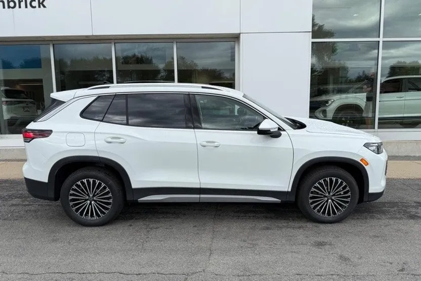2025 Volkswagen Tiguan S photo 1