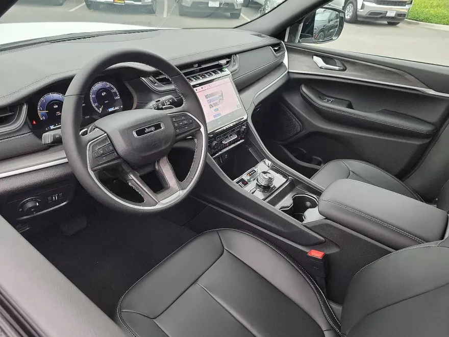 2025 Jeep Grand Cherokee Limited photo 1