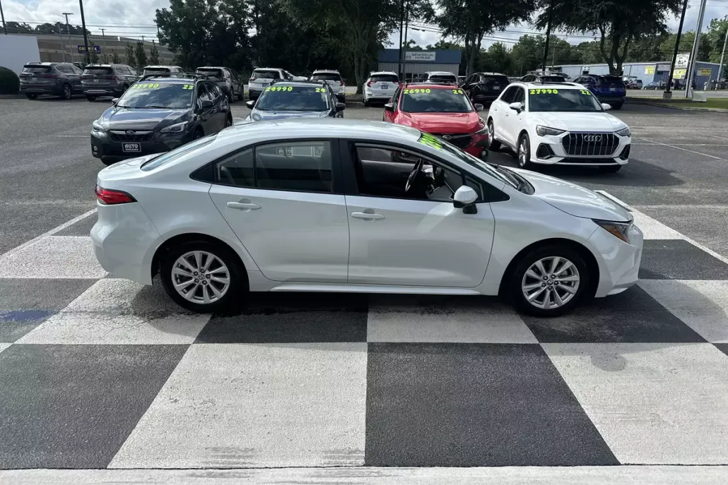 2025 Toyota Corolla LE photo 1