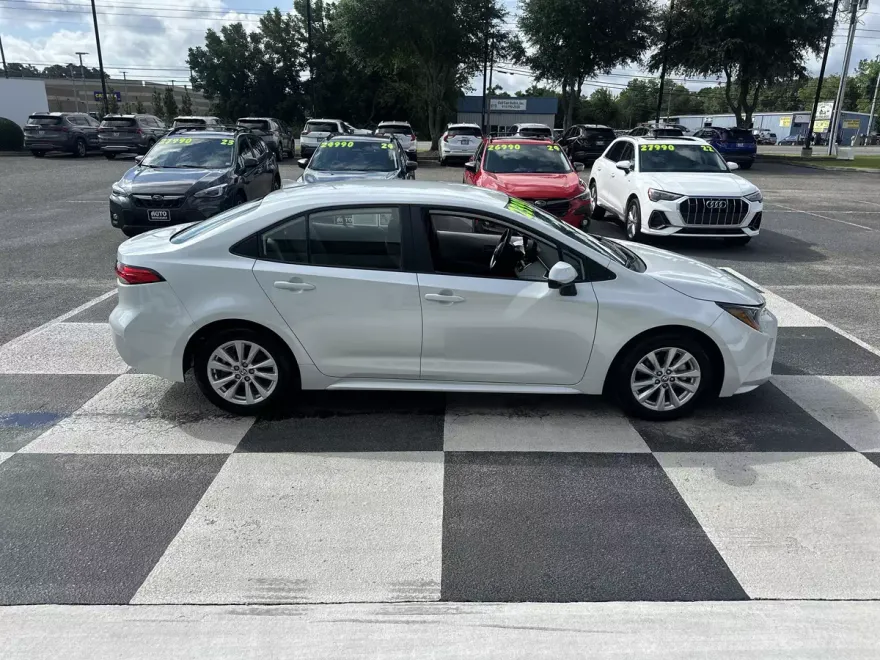 2025 Toyota Corolla LE photo 1