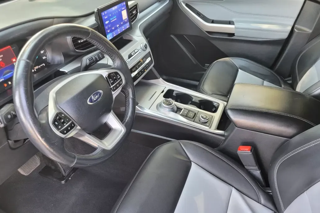 2023 Ford Explorer XLT photo 1