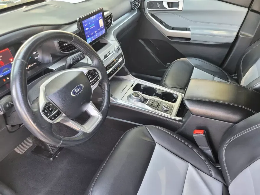 2023 Ford Explorer XLT photo 1