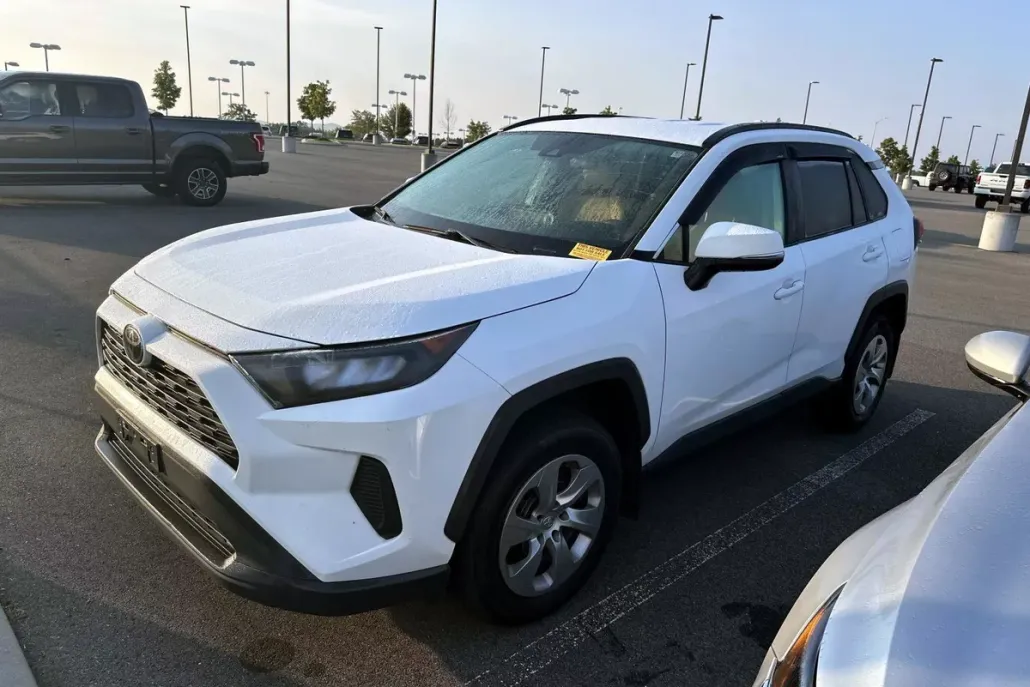 2021 Toyota RAV4 LE photo 1