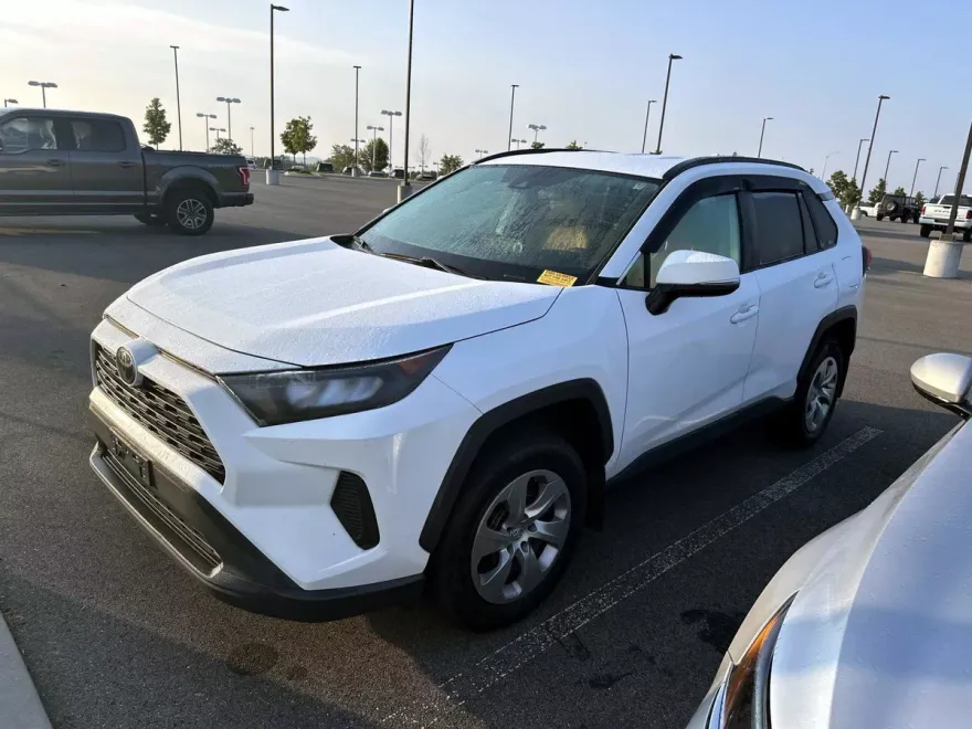 2021 Toyota RAV4 LE photo 1