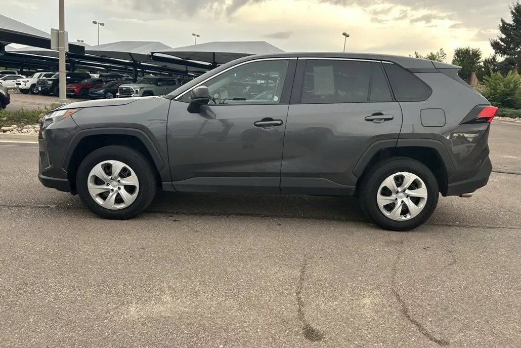 2024 Toyota RAV4 LE photo 1