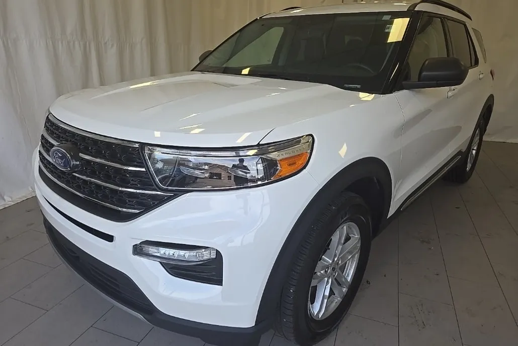 2023 Ford Explorer XLT photo 1