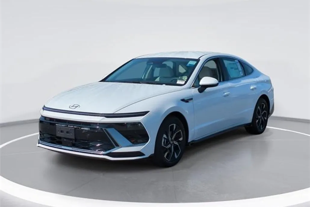 2025 Hyundai Sonata SEL photo 1
