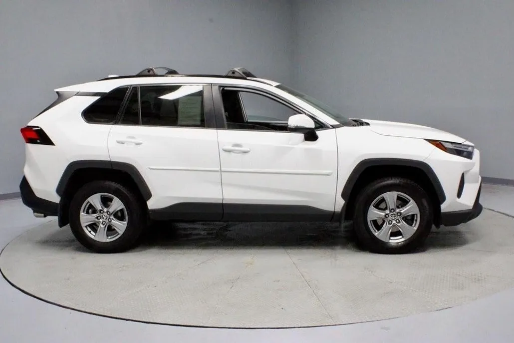 2022 Toyota RAV4 XLE photo 1