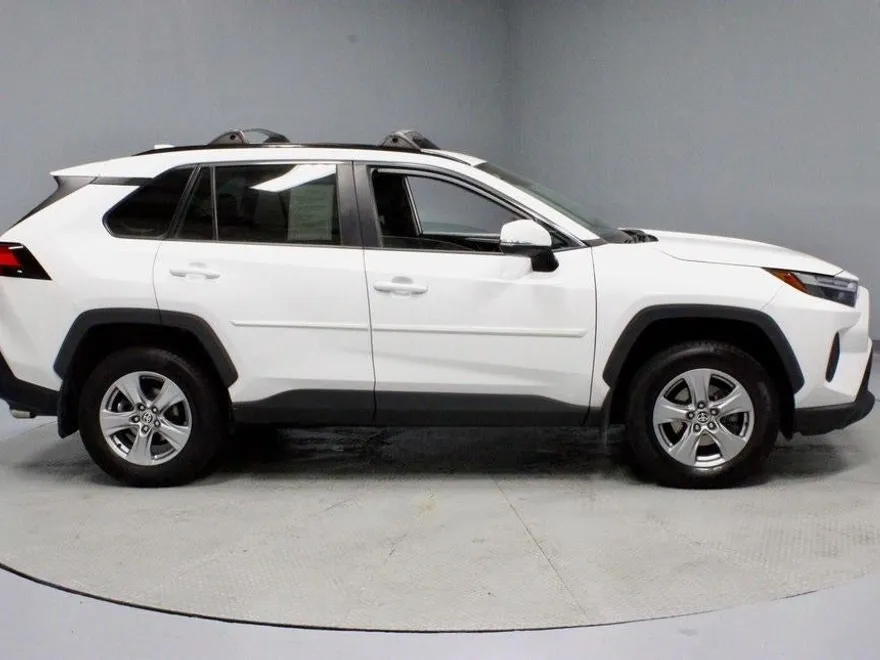 2022 Toyota RAV4 XLE photo 1