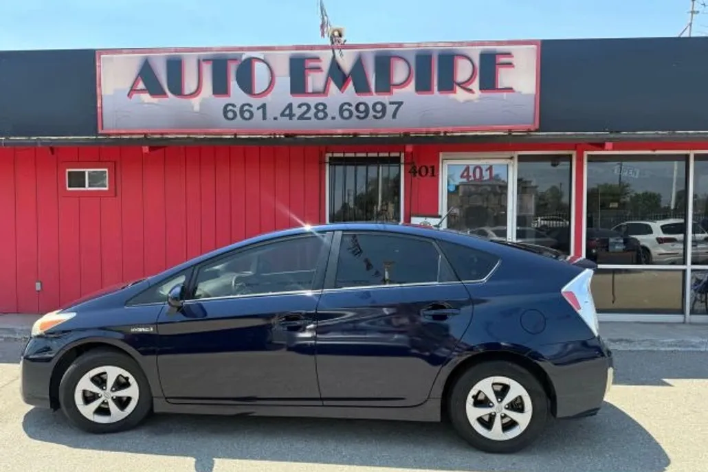 2014 Toyota Prius Two photo 1