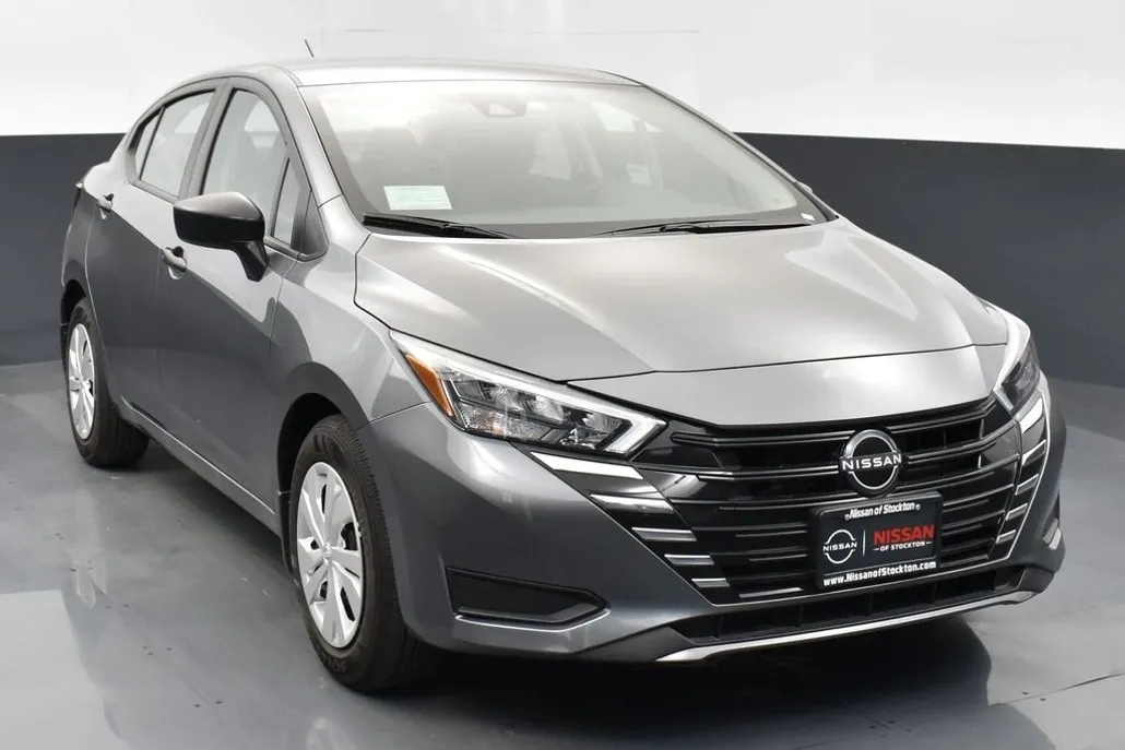 2025 Nissan Versa 1.6 S photo 1