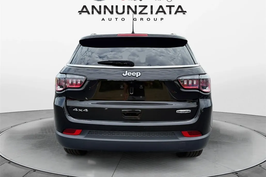 2024 Jeep Compass Latitude Lux photo 1