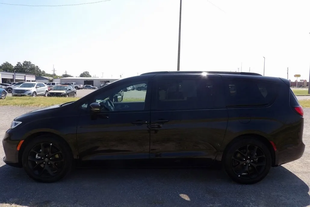 2025 Chrysler Pacifica Limited photo 1