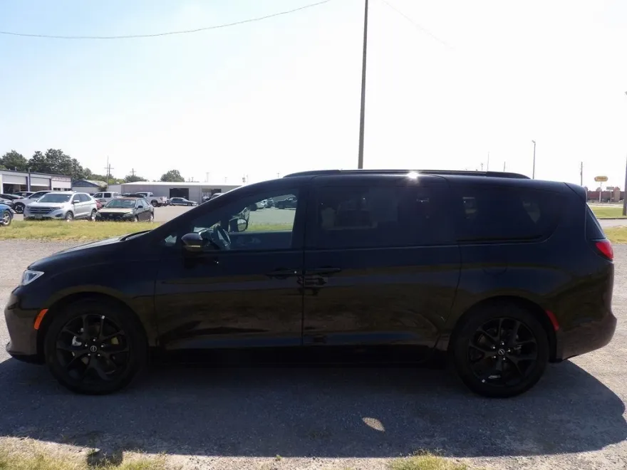 2025 Chrysler Pacifica Limited photo 1