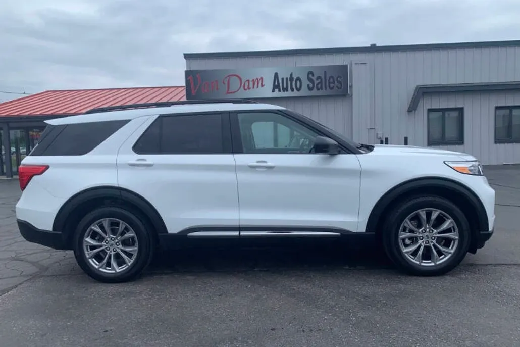 2023 Ford Explorer XLT photo 1