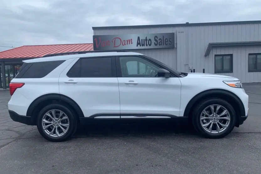 2023 Ford Explorer XLT photo 1