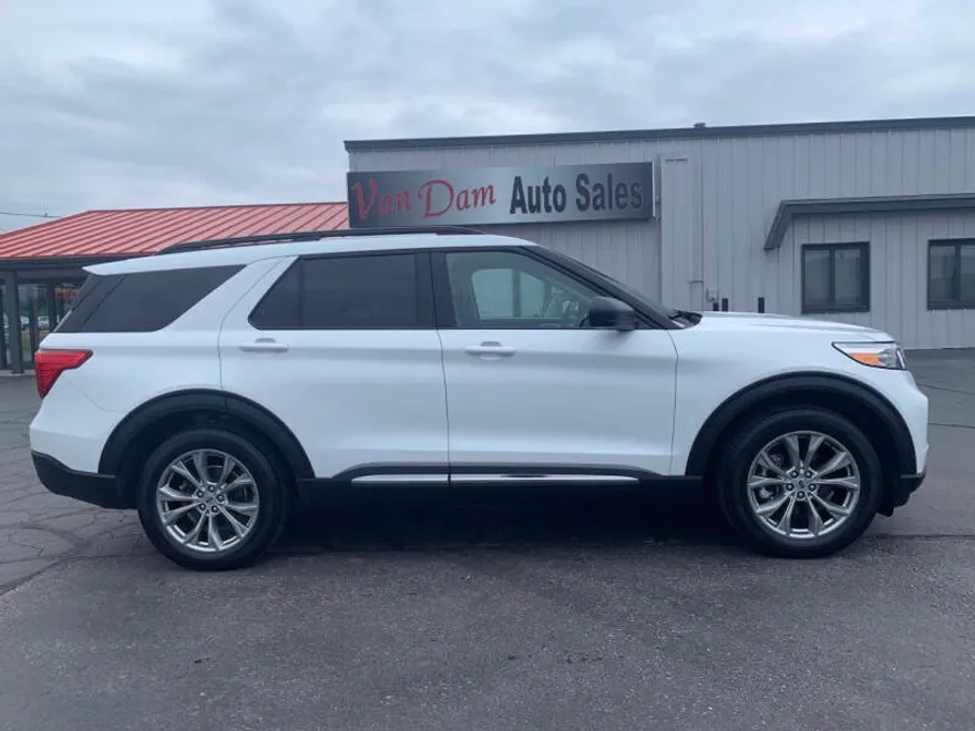 2023 Ford Explorer XLT photo 1