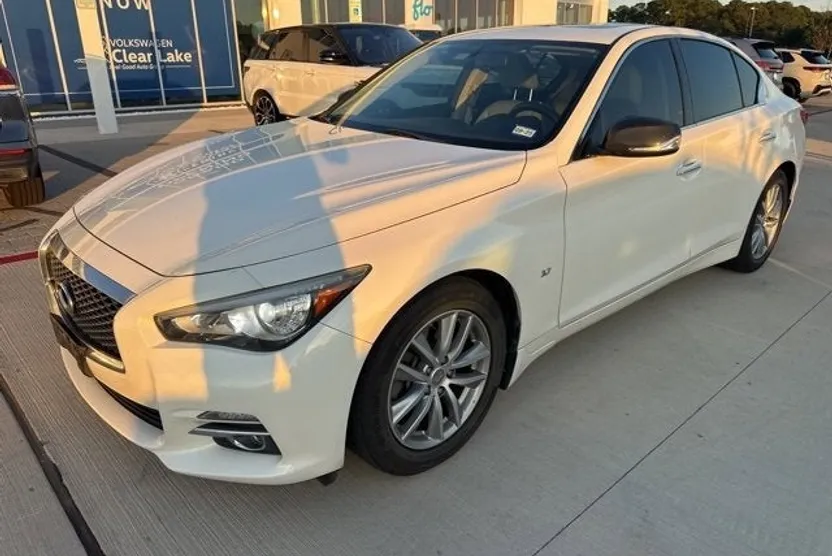 2015 Infiniti Q50 photo 1