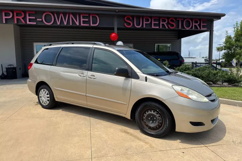 2010 Toyota Sienna CE photo 1