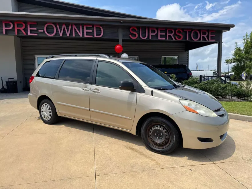 2010 Toyota Sienna CE photo 1
