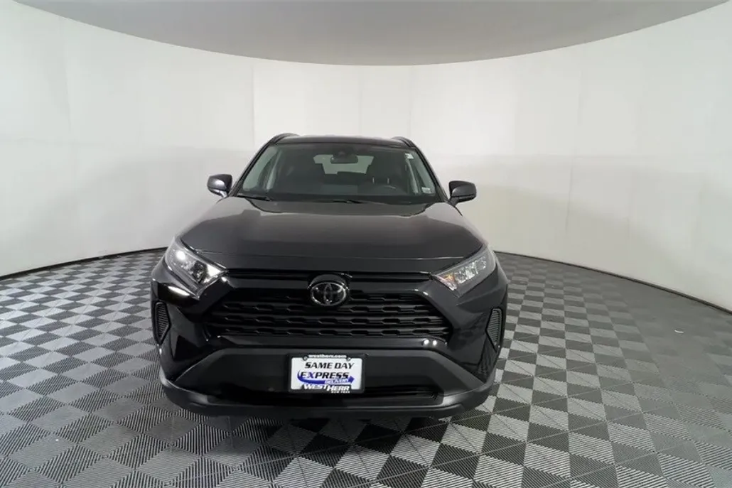 2019 Toyota RAV4 LE photo 1