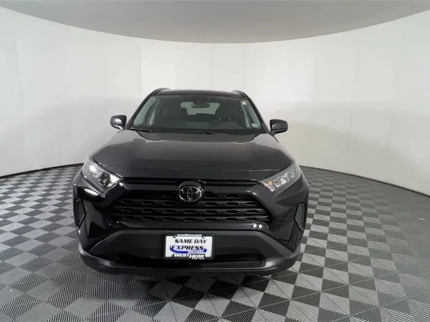 2019 Toyota RAV4 LE photo 1