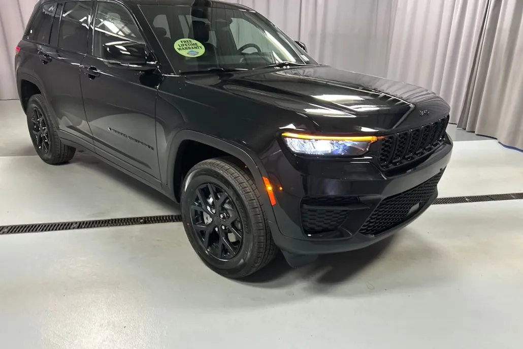 2025 Jeep Grand Cherokee Altitude photo 1