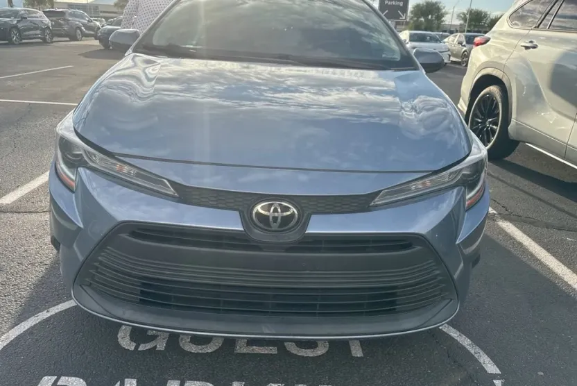 2023 Toyota Corolla LE photo 1