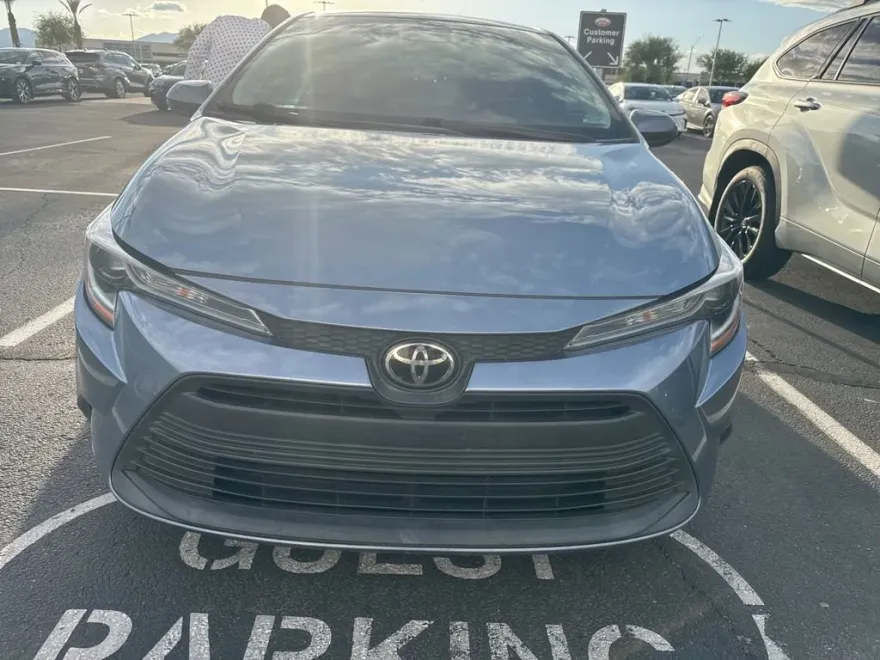 2023 Toyota Corolla LE photo 1