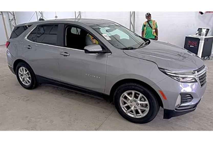 2023 Chevrolet Equinox LT photo 1