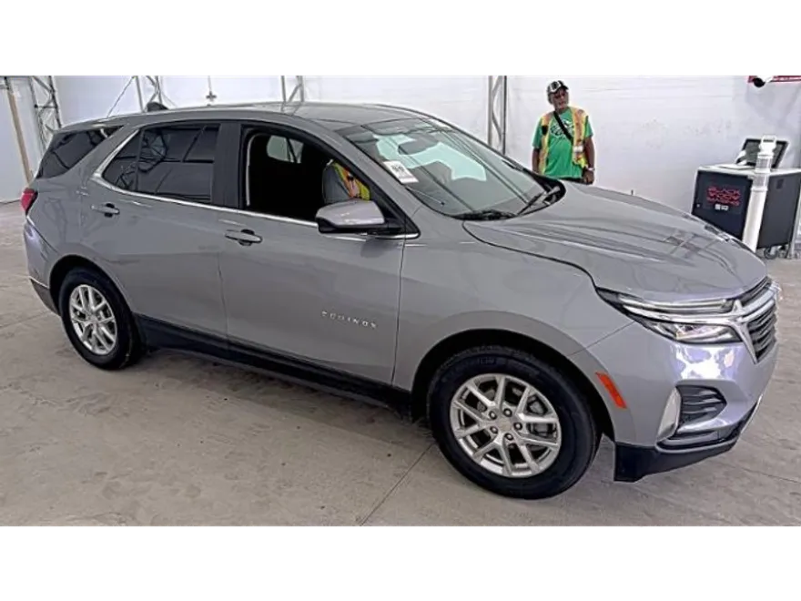 2023 Chevrolet Equinox LT photo 1