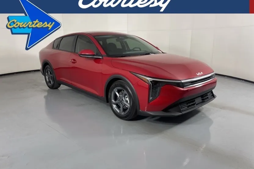 2025 Kia K4 LXS photo 1