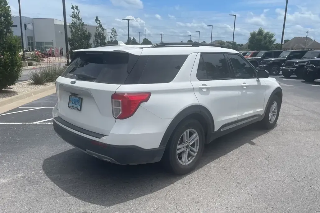 2021 Ford Explorer XLT photo 1