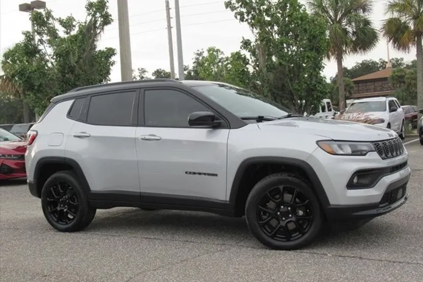 2024 Jeep Compass Latitude photo 1