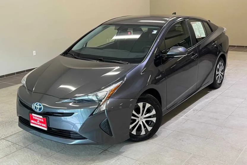 2016 Toyota Prius Three photo 1