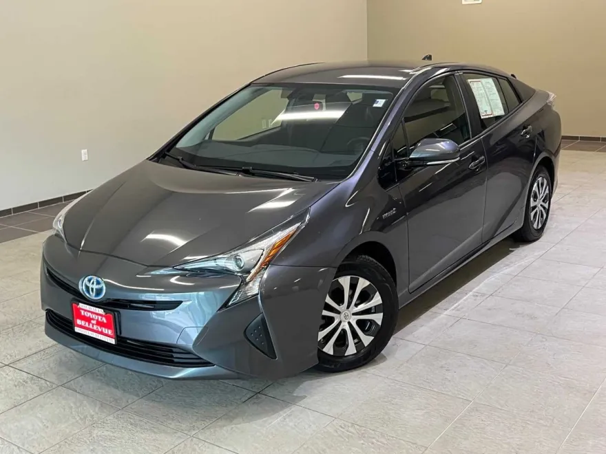 2016 Toyota Prius Three photo 1
