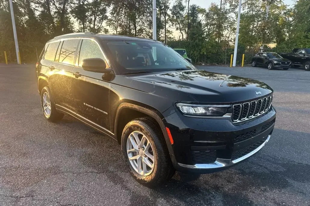 2023 Jeep Grand Cherokee Laredo photo 1