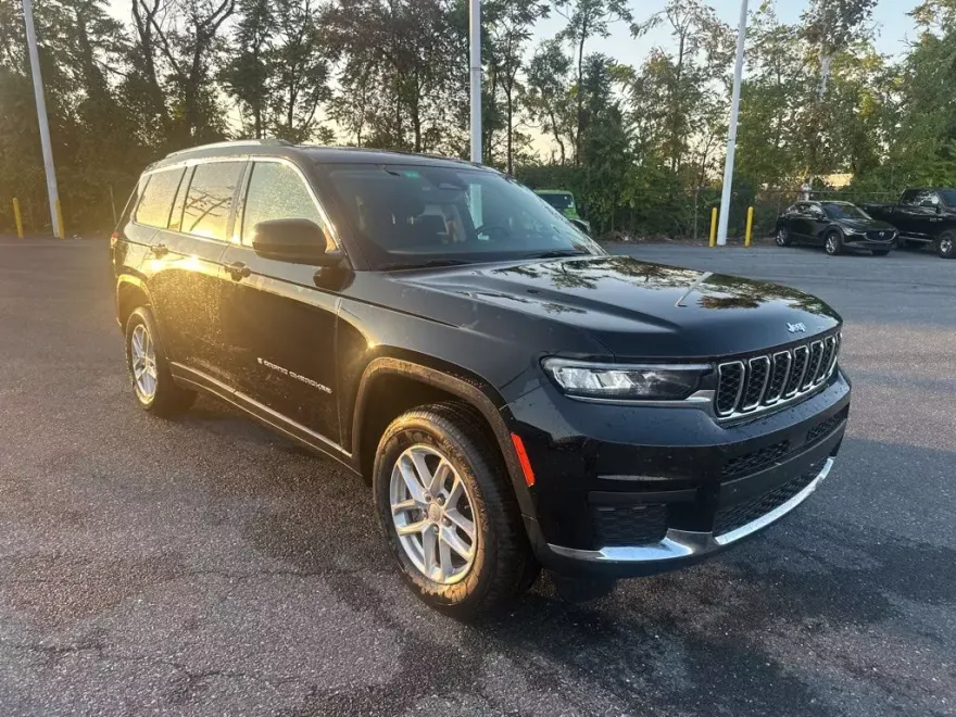 2023 Jeep Grand Cherokee Laredo photo 1