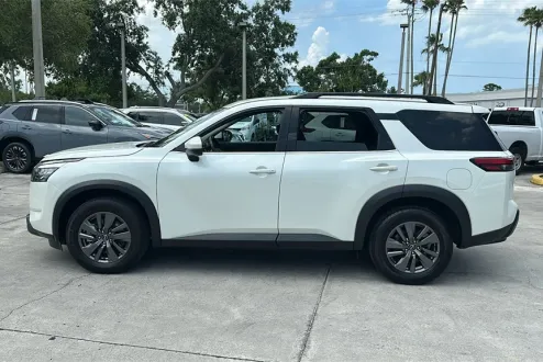 2024 Nissan Pathfinder SV photo 2