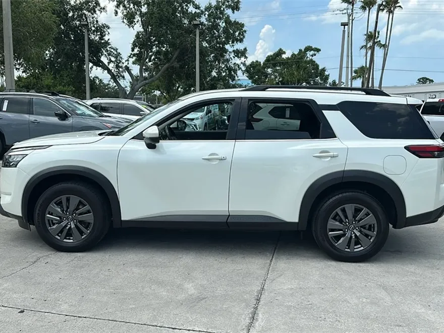 2024 Nissan Pathfinder SV photo 2