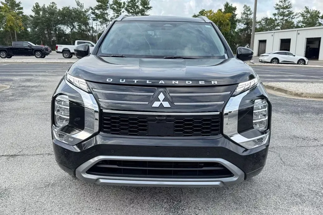 2025 Mitsubishi Outlander SEL photo 1