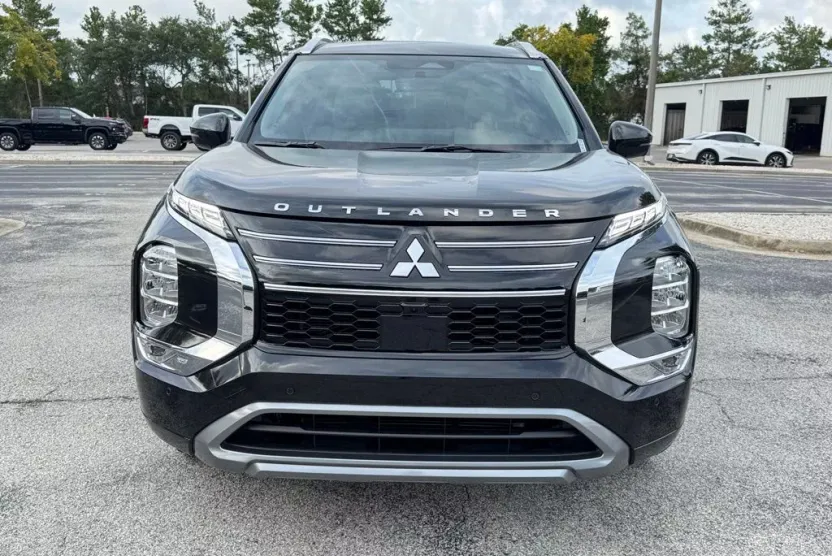 2025 Mitsubishi Outlander SEL photo 1