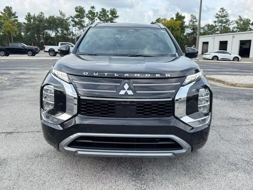 2025 Mitsubishi Outlander SEL photo 1