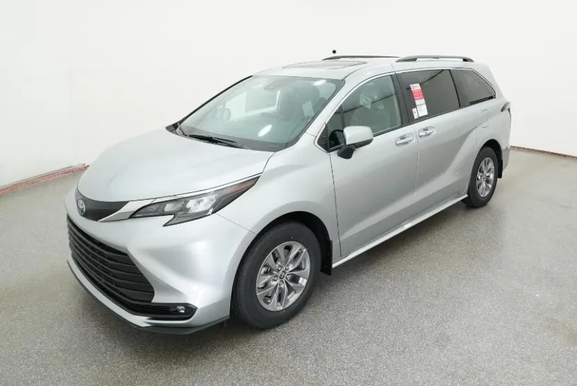 2025 Toyota Sienna XLE photo 1
