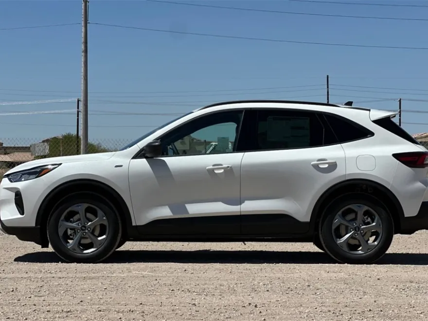 2025 Ford Escape ST-Line photo 1