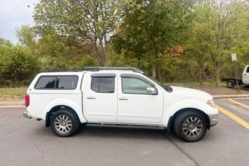 2011 Nissan Frontier Crew Cab SL photo 1