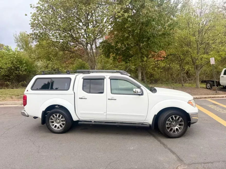 2011 Nissan Frontier Crew Cab SL photo 1