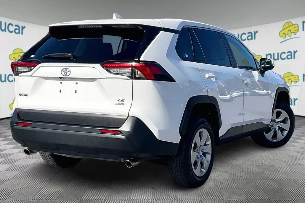 2022 Toyota RAV4 LE photo 1