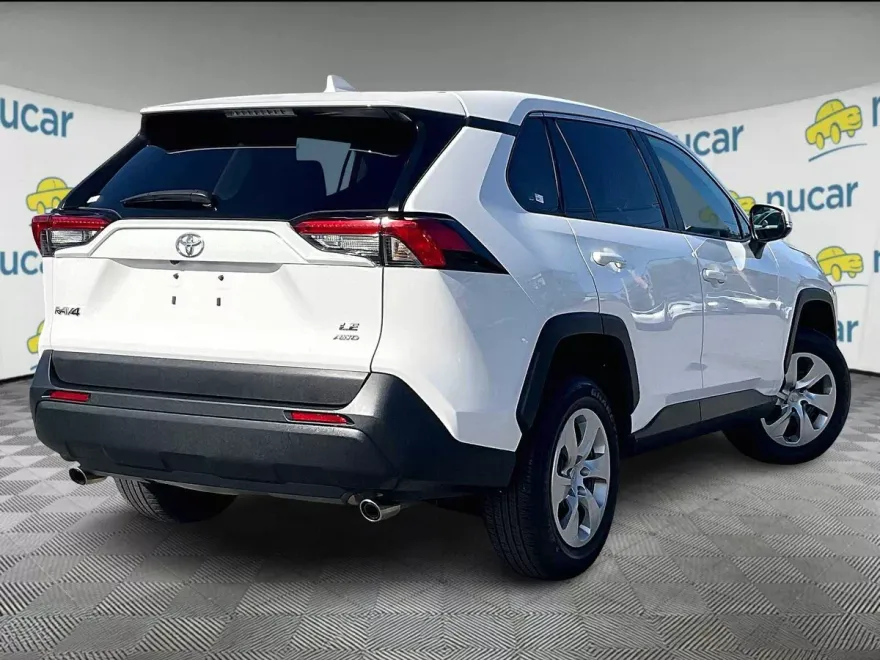 2022 Toyota RAV4 LE photo 1